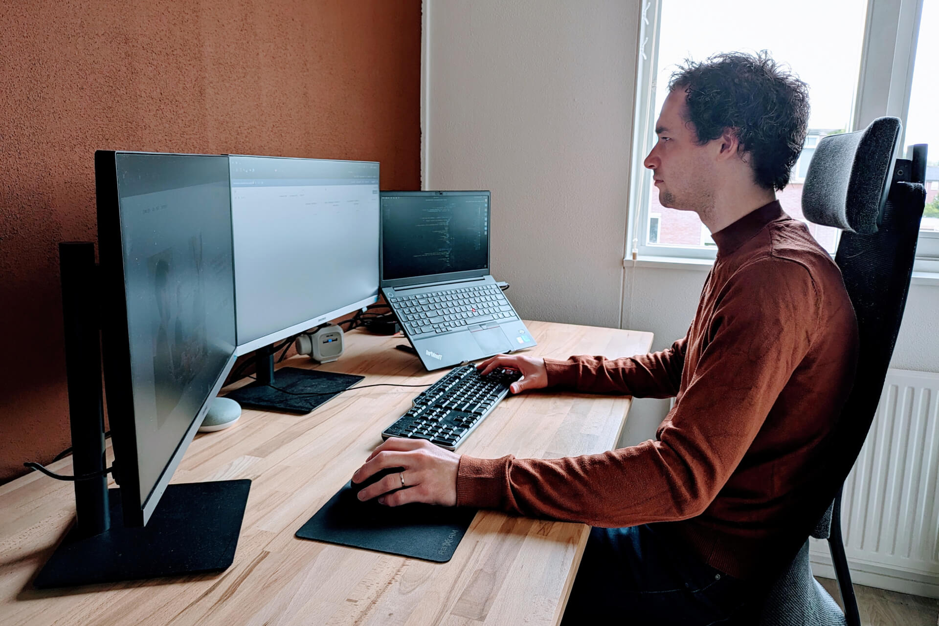 Decoratieve afbeelding waar mensen aan het programmeren zijn